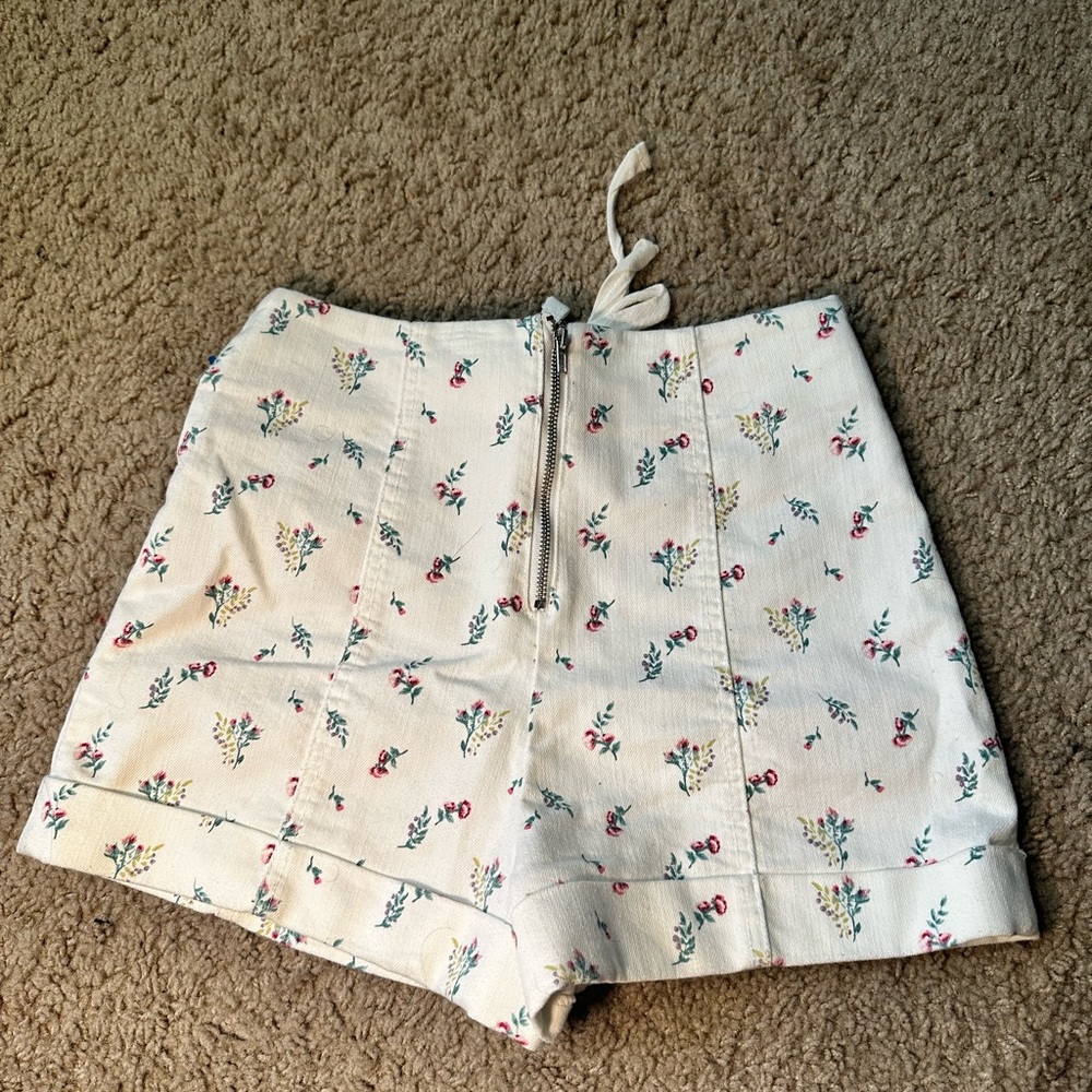 FOREVER 21 WHITE SHORTS
